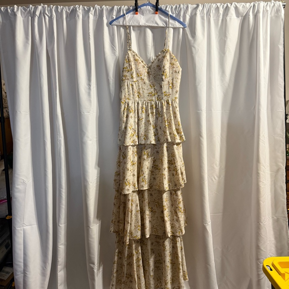 Entro Creamy Yellow Floral Tiered Maxi Dress - Size Large
